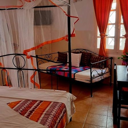 לינה וארוחת בוקר Gorée Chez Coumbis מראה חיצוני תמונה