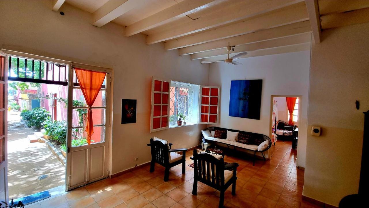 לינה וארוחת בוקר Gorée Chez Coumbis מראה חיצוני תמונה