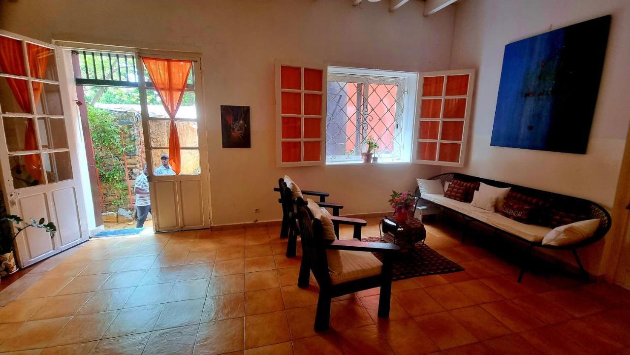 לינה וארוחת בוקר Gorée Chez Coumbis מראה חיצוני תמונה